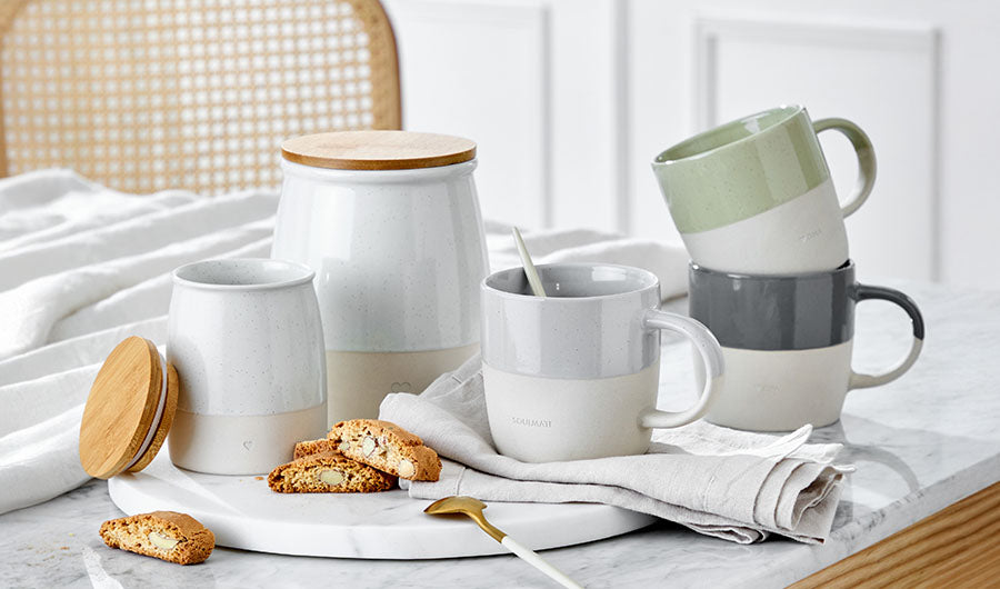 Keramikbecher in Weiß, Grau und Grün mit Cantuccini