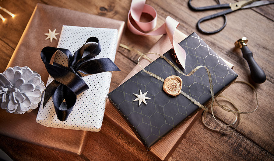 Kreative Geschenkideen mit verpackten Päckchen Schleifen und Wachssiegel