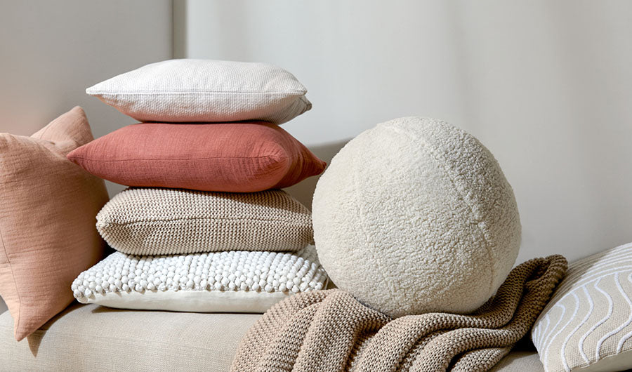 Kissen in Terrakotta Weiß und Beige mit Bouclé-Kissen
