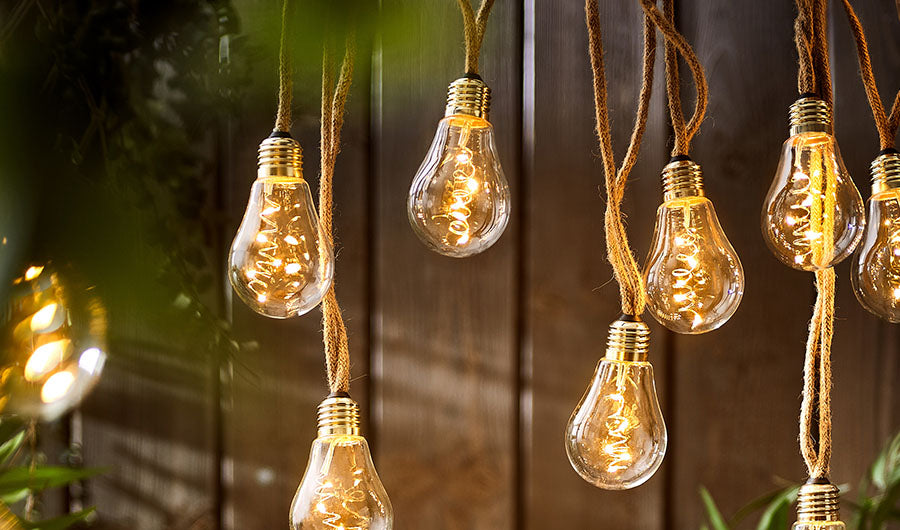 Vintage Edison-Lichterkette aus Jute unter freiem Himmel