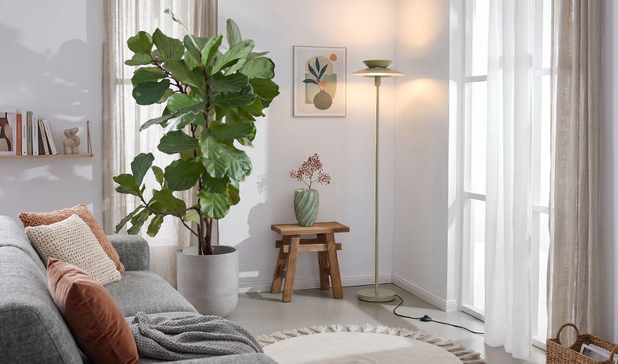 Mintgrüne Stehlampe mit flachem Schirm im hellen Wohnzimmer