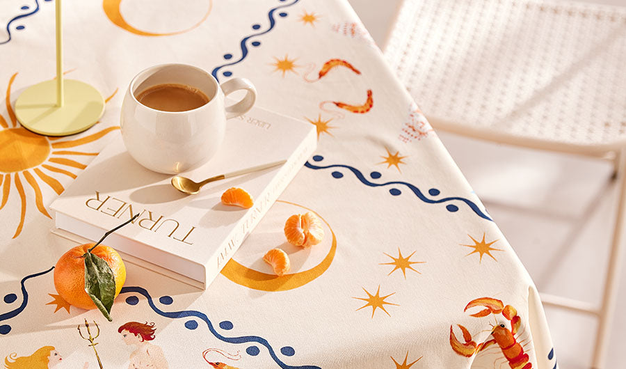Weiße Tischdecke mit Sternzeichen-Muster und Kaffeetasse