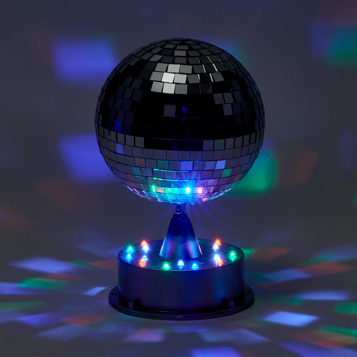 Discokugel mit LED-Sockel und bunten Lichtreflexen auf dunklem Untergrund