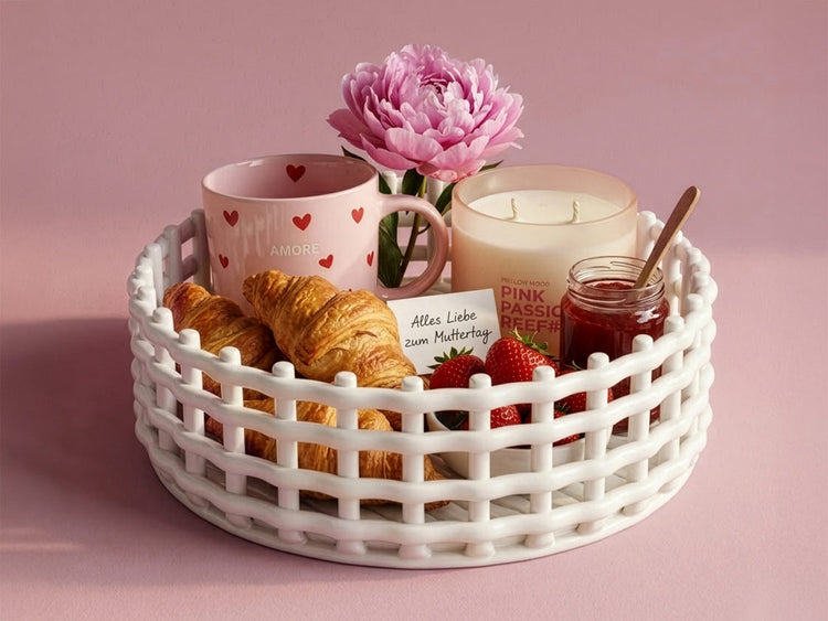 Weißer Keramikkorb mit Frühstück und Herztasse zum Muttertag