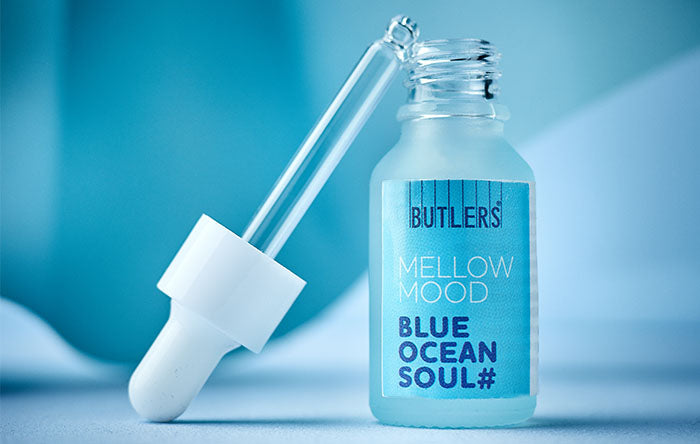 Nahaufnahme Butlers Blue Ocean Soul ätherisches Öl in hellblauer Glasflasche mit Pipette im modernen minimalistischen Stil.