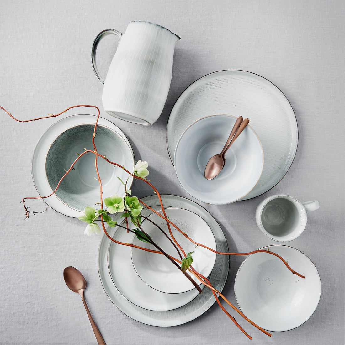 Henley Steingut-Geschirr in Grau-Weiß mit dezentem Farbrand, Tellern, Schüsseln und Kanne im modernen Landhausstil.