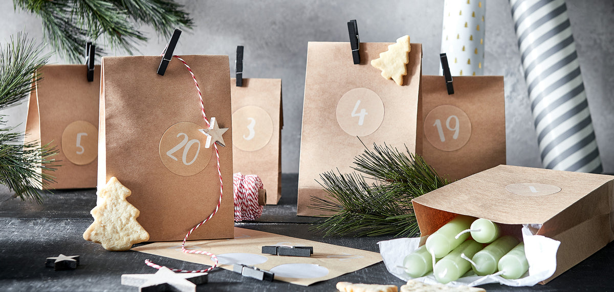 DIY-Adventskalender aus Kraftpapiertüten mit Zahlen und Weihnachtsplätzchen