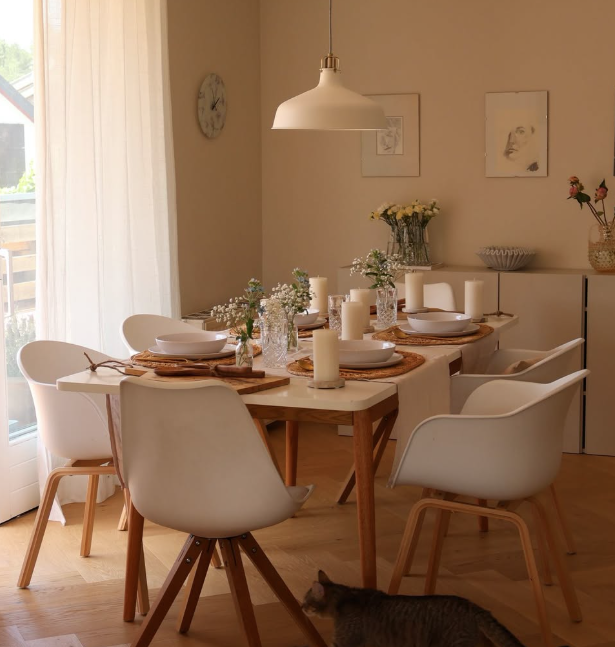 Gedeckter Tisch in weiß und Naturtönen
