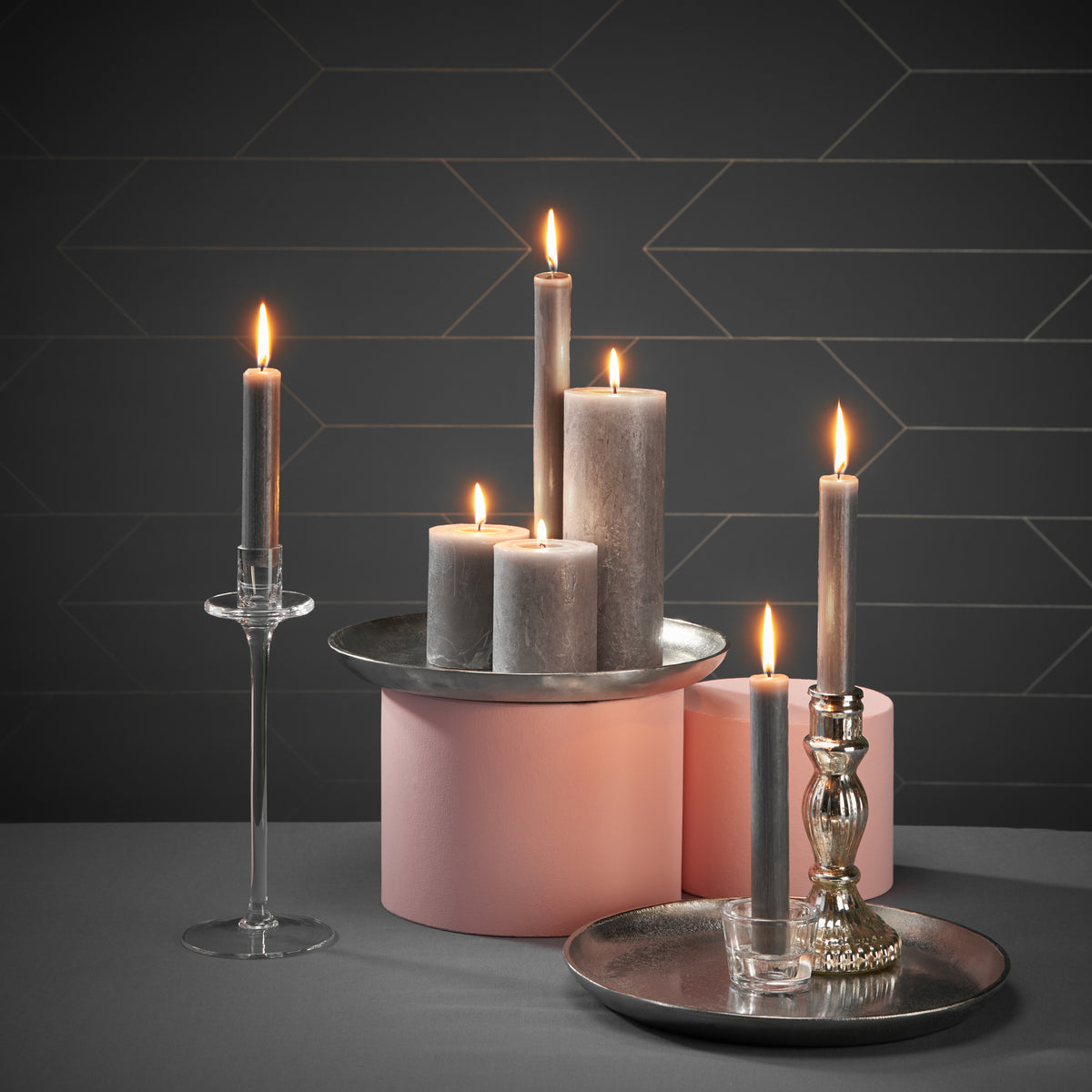 Adventskerzen in Taupe auf Silbertablett mit Glas-Kerzenhaltern