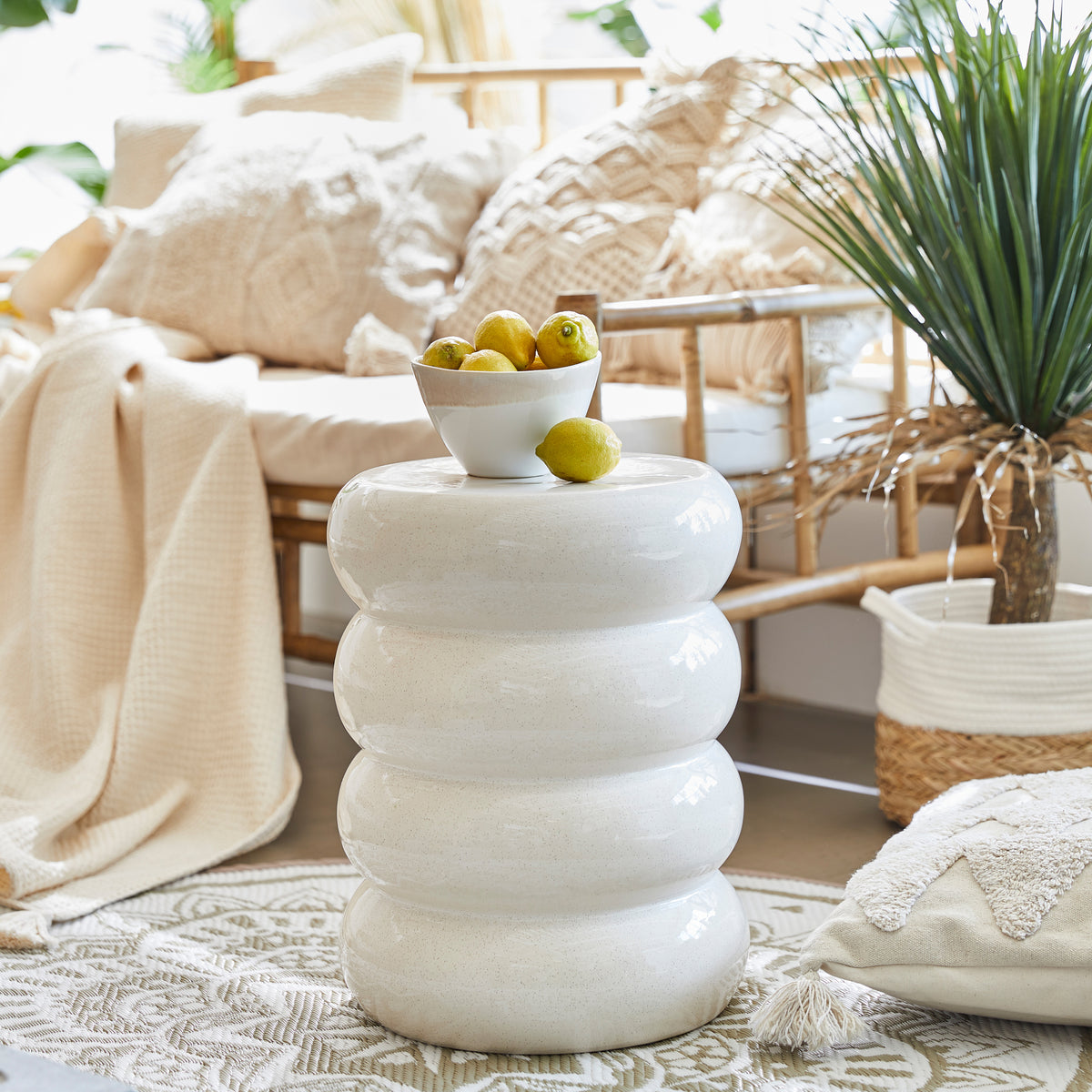 Weißer Keramik-Beistelltisch mit Zitronenschale auf Boho-Terrasse