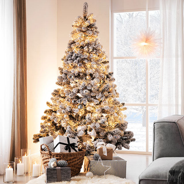Beschneiter künstlicher Weihnachtsbaum mit Lichterkette und goldenen Kugeln